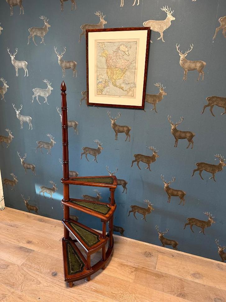 Bibliotheektrapje boekenkasttrapje, Antiquités & Art, Antiquités | Bureau & Affaires, Enlèvement ou Envoi