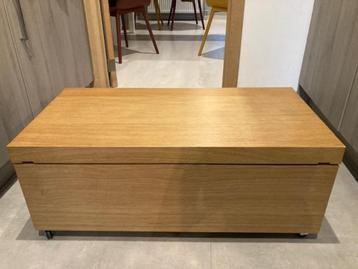 Twee houten kisten beschikbaar voor biedingen