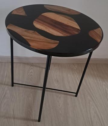 Unieke handgemaakte bijzettafel – zwarte epoxy & hout beschikbaar voor biedingen