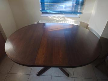 Bruine tafel, uitschuifbaar+ 4stoelen 