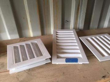 063. Luchtroosters ventilatierooster gevel rooster lamellen beschikbaar voor biedingen