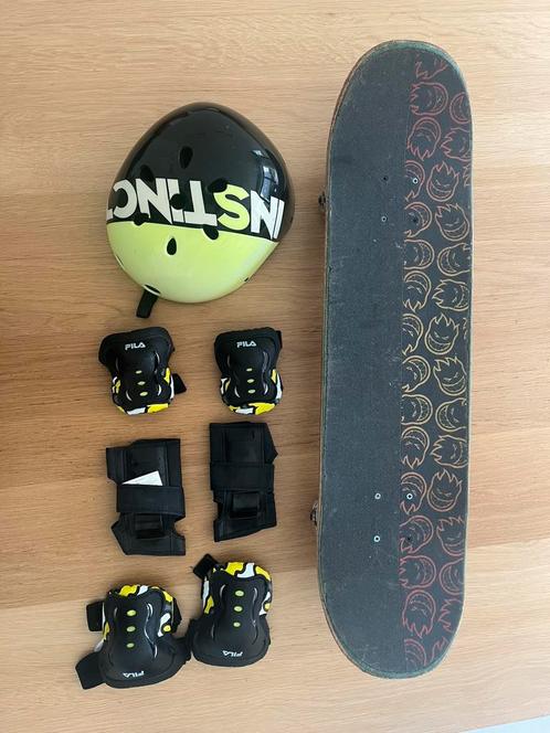 Skateboard, helm, pols- knie- en elleboogbeschermers!, Kinderen en Baby's, Speelgoed | Buiten | Rolschaatsen, Zo goed als nieuw
