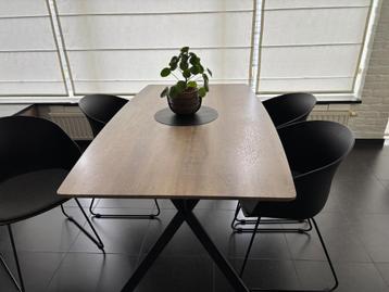 Tafels en stoelen beschikbaar voor biedingen