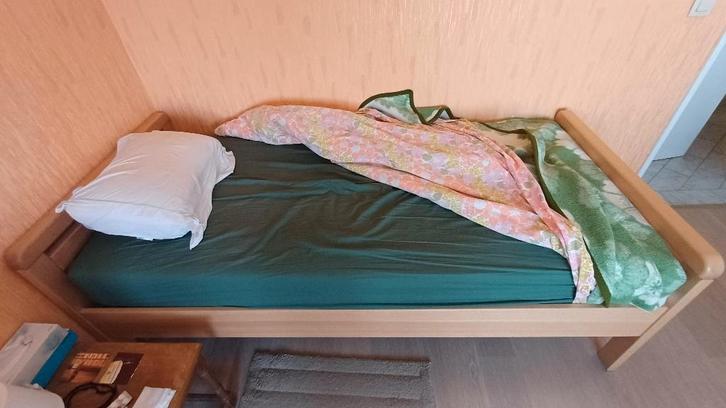 Bed + lattenmodem + matras, Huis en Inrichting, Slaapkamer | Matrassen en Bedbodems, Zo goed als nieuw, Matras, 90 cm, 200 cm