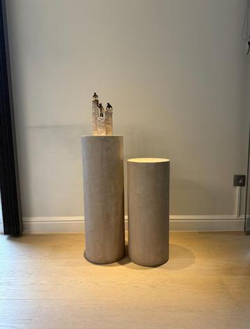 Set van 2 presentatiezuilen in Mortex  – H 70 cm & H 50 cm beschikbaar voor biedingen