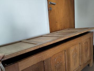 Antieke kist beschikbaar voor biedingen