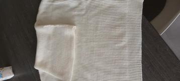 Witte trui gebreid beschikbaar voor biedingen