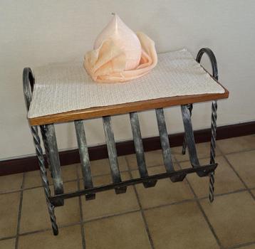 Krantentafeltje beschikbaar voor biedingen