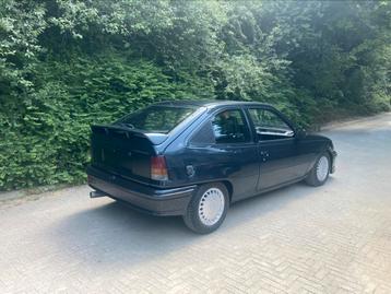 Opel kadett gsi 16v à vendre en bon état, Autos, Oldtimers & Ancêtres, Cuir, 3 places, Boîte manuelle, Noir