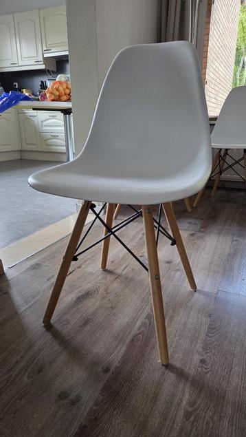 4 stoelen wit  beschikbaar voor biedingen