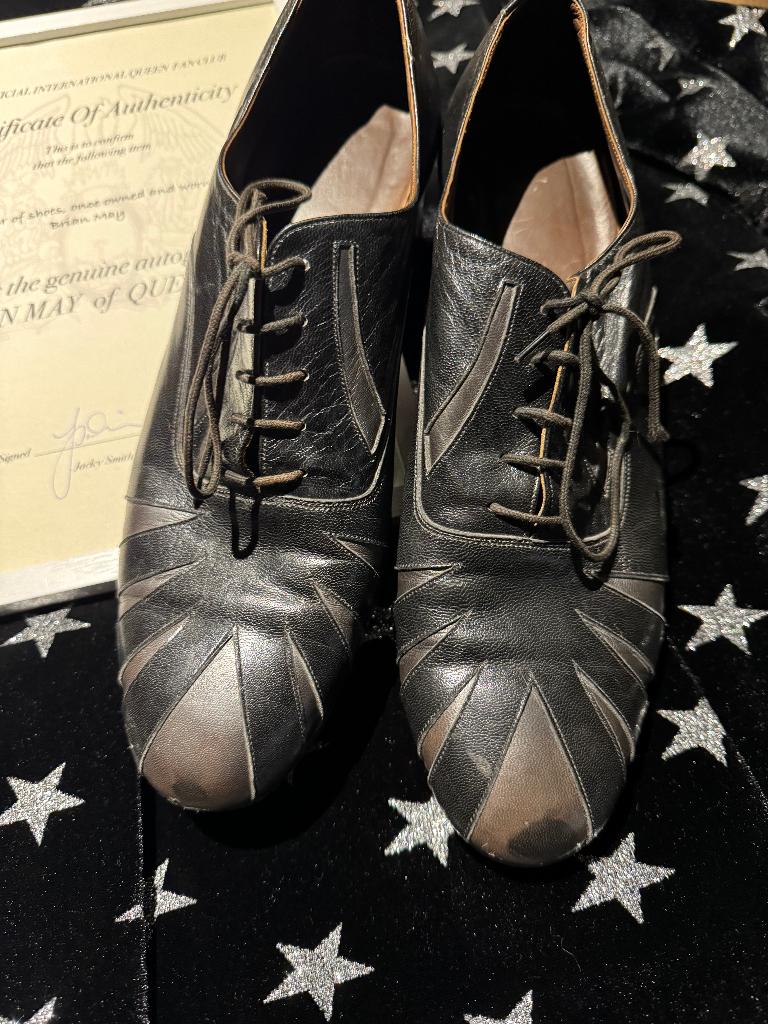 Brian May Queen Owned & Signed Shoes Verification, Collections, Musique, Artistes & Célébrités, Utilisé, Vêtements, Signé, Enlèvement ou Envoi