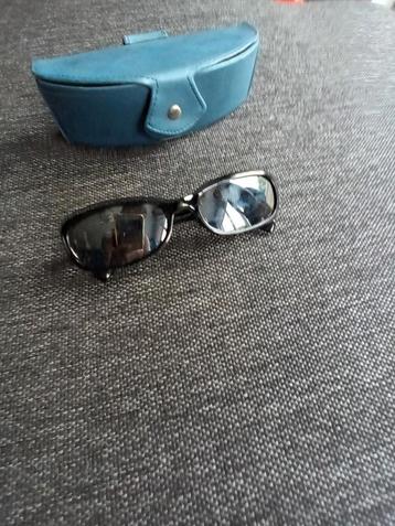 Zwarte dames zonnebril  beschikbaar voor biedingen