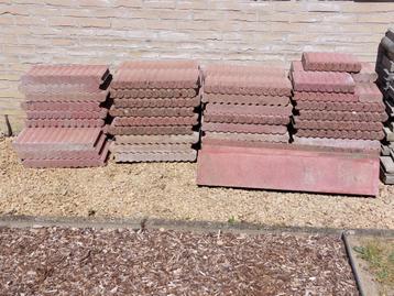 Te koop lot boordstenen (rood) beschikbaar voor biedingen
