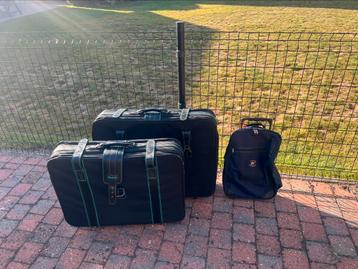 Vintage reiskoffers en kleine trolly beschikbaar voor biedingen