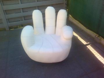 Witte zetel in de vorm van een hand. beschikbaar voor biedingen