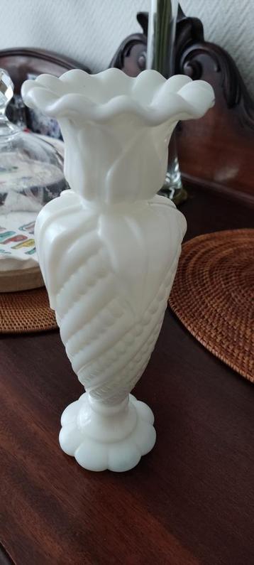 Vase verre blanc  beschikbaar voor biedingen