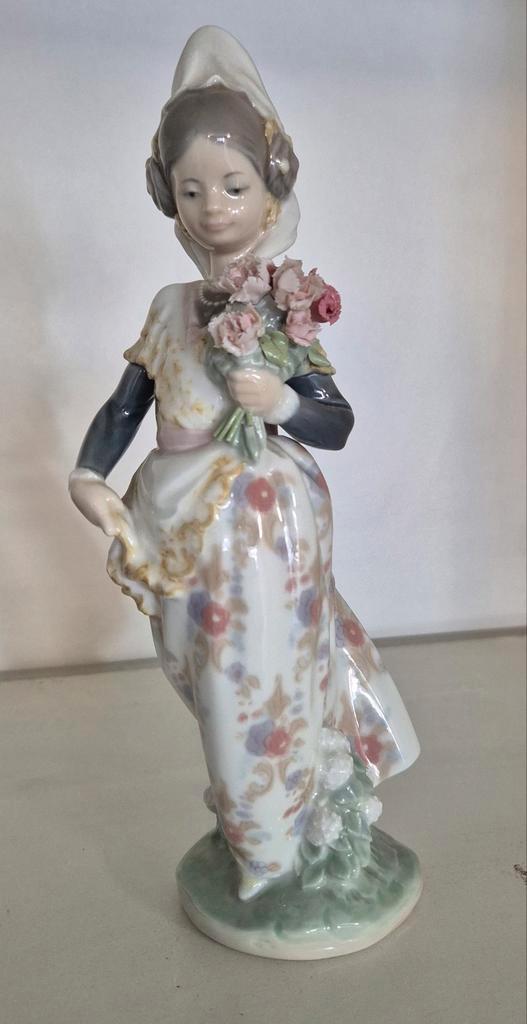 Lladró, getiteld "Valencian Girl with Flowers" (of "Valencia, Antiek en Kunst, Antiek | Porselein, Ophalen of Verzenden