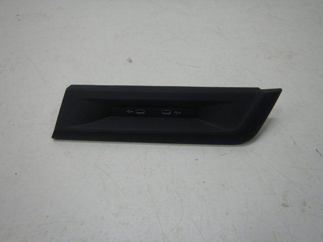 VW Golf 8 Middenconsole USB-C + Inleg 5NA035700, Auto-onderdelen, Dashboard en Schakelaars, Volkswagen, Gebruikt, Ophalen of Verzenden