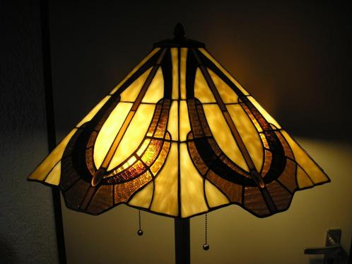 Tiffany vloerlamp met mooi kleurpatroon / zeskante kap, Antiquités & Art, Antiquités | Éclairage, Enlèvement