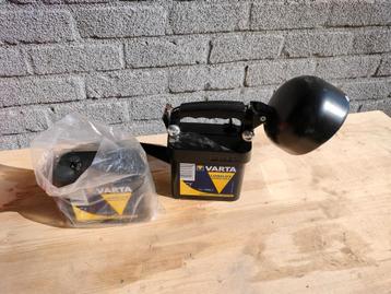 LED zaklamp werklamp met twee batterijen  beschikbaar voor biedingen