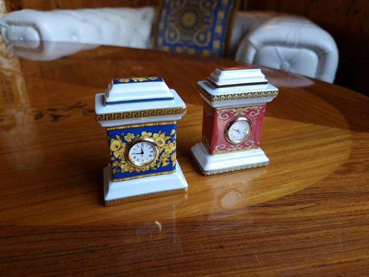 Versace, Mini horloge de table or et porcelaine., Antiek en Kunst, Antiek | Klokken, Ophalen