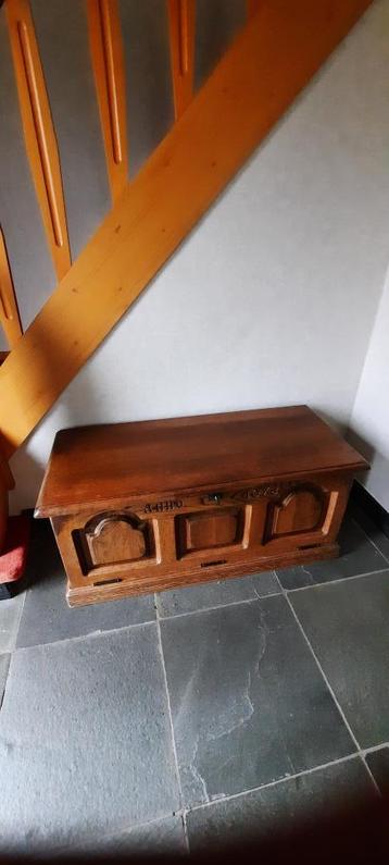 Rustieke houten opbergkist beschikbaar voor biedingen