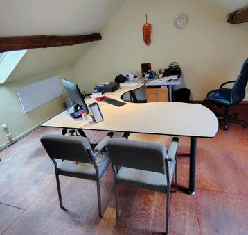 L-vormig bureau met hardhout blad beschikbaar voor biedingen