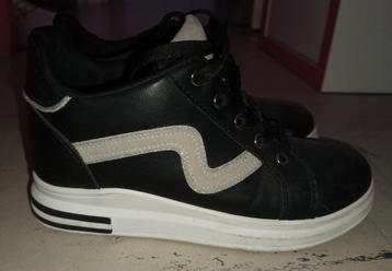 Sneakers met geïntegreerde hak in zwart en zilver beschikbaar voor biedingen