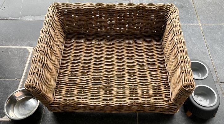 Rieten Hondenmand met drink/eet bakjes en Trimmer, Dieren en Toebehoren, Hondenmanden, Zo goed als nieuw, Riet, Ophalen