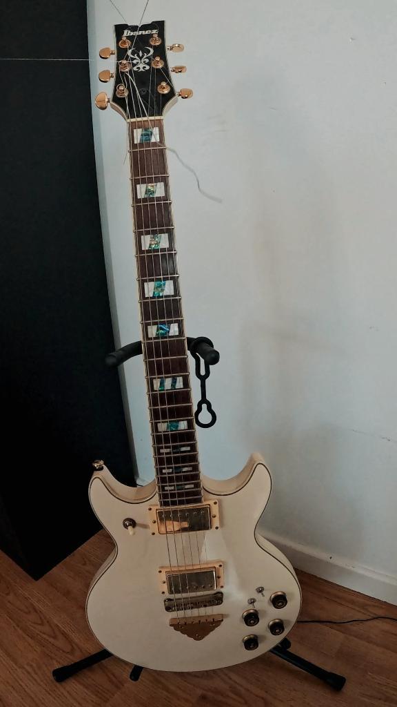 Ibanez - AR220-IV - Ivory (production arrêtée), Musique & Instruments, Instruments à corde | Guitares | Électriques, Comme neuf