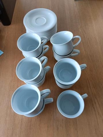 Koffietassen en bordjes (A0/1) beschikbaar voor biedingen