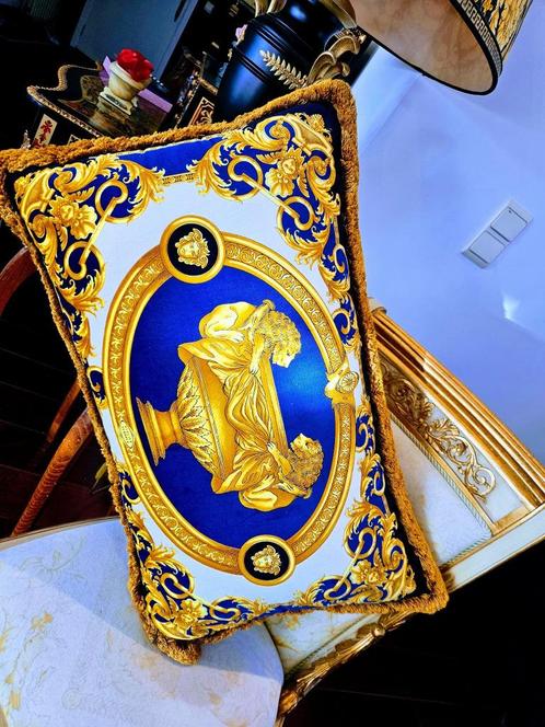 Versace - Uitzonderlijk groot Versace kussen van Versace, Antiek en Kunst, Kunst | Designobjecten, Ophalen of Verzenden