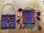 2 seventies vintage tapijttasjes kleedjestas tasjes tapijt, Handtassen en Accessoires, Tassen | Damestassen, Ophalen of Verzenden