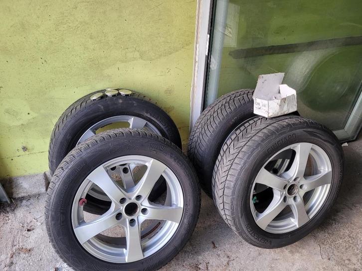 4 pneus hiver montés sur 4 jantes alu 225/55/17 en bon état, Auto-onderdelen, Banden en Velgen, Banden en Velgen, Winterbanden