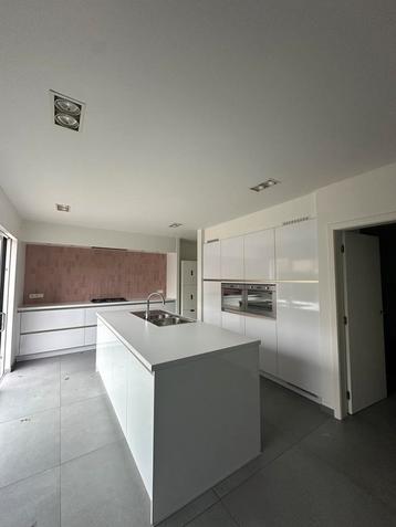 LUXE GLANS KEUKEN + 7 ELECTRO + GEDEMONTEERD beschikbaar voor biedingen