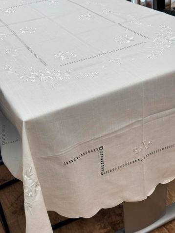 Nappe XL + 8 serviettes en dentelle ovale brodée de fleurs