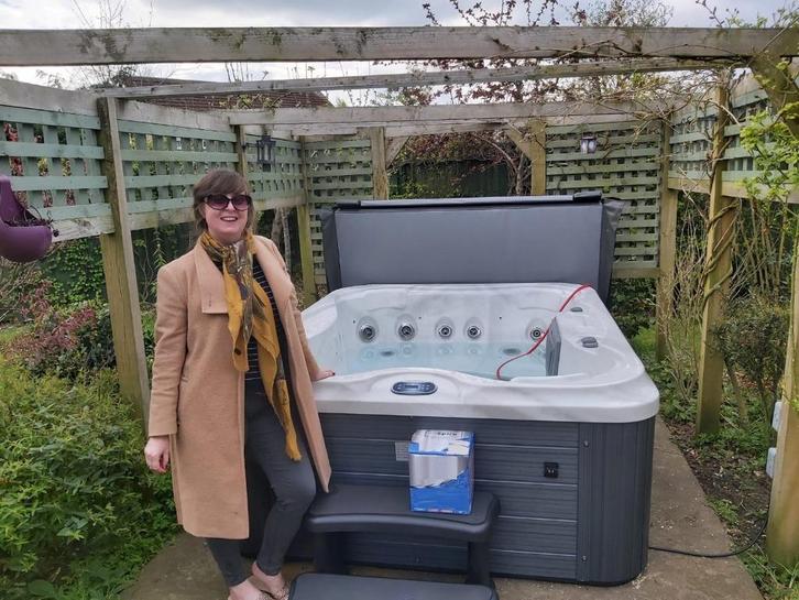 Nieuwe Zuinige jacuzzi 3-4 persoons💥voor gewoon stopcontact, Tuin en Terras, Tuintafels, Nieuw, Ophalen