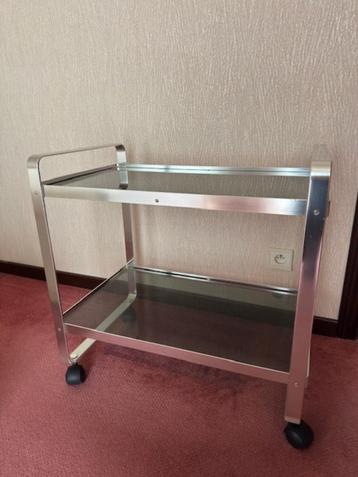 Aluminium roltafel met 2 glazen bladen beschikbaar voor biedingen