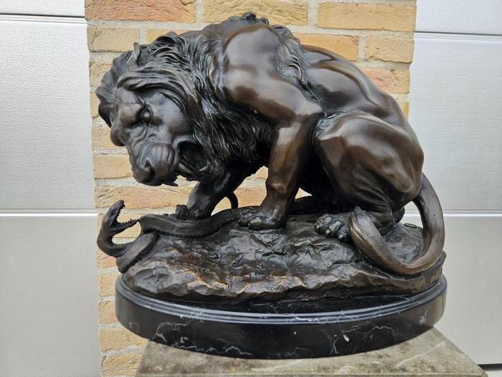 Mooie zware brons van leeuw in gevecht met slang op marmer!, Antiek en Kunst, Antiek | Brons en Koper, Brons, Ophalen of Verzenden