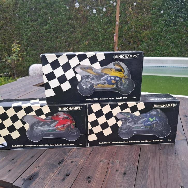 3 x 1/12 Minichamps Honda RC211V    MotoGP, Hobby en Vrije tijd, Modelauto's | 1:5 tot 1:12, Zo goed als nieuw, Motor, 1:9 t/m 1:12