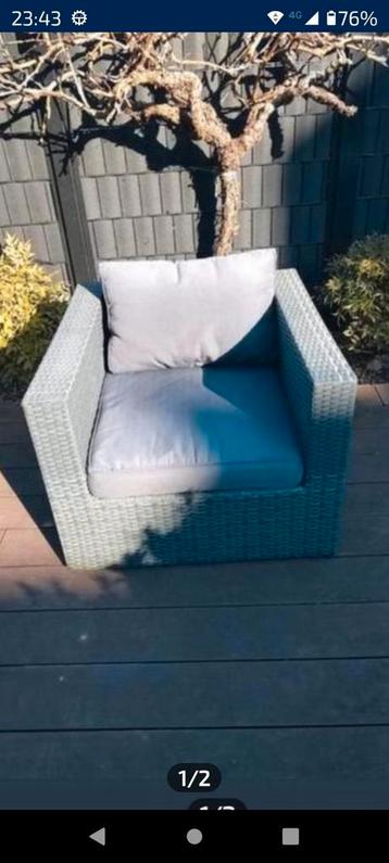 Lounge zetel met kussens beschikbaar voor biedingen
