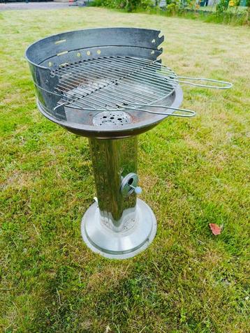 Barbecue op houtskool beschikbaar voor biedingen