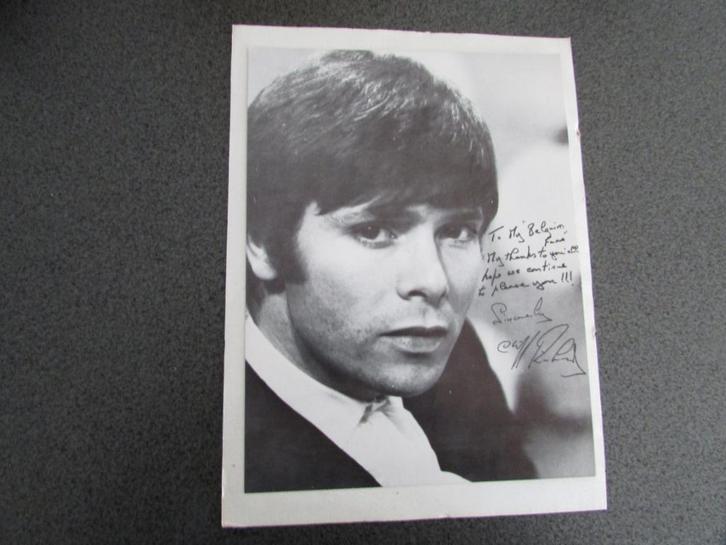CLIFF RICHARD ; FOTO MET HANDTEKENING, Verzamelen, Foto's en Prenten, Zo goed als nieuw, Foto, Overige onderwerpen, 1960 tot 1980