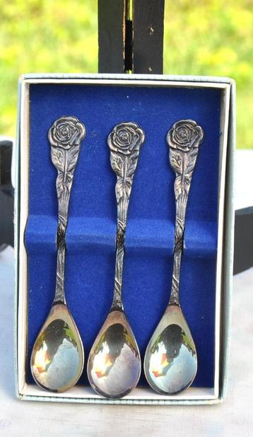 3 cuillères en métal argente manche fleur de rose  beschikbaar voor biedingen