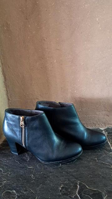 Botillons courts T39  Tamaris cuir noir beschikbaar voor biedingen
