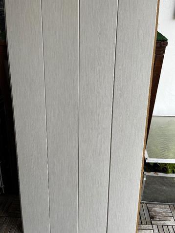 Wand-en plafondbekleding beschikbaar voor biedingen