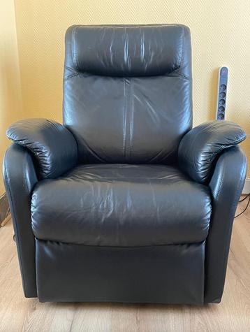 Elektrische fauteuil van zwart leer beschikbaar voor biedingen