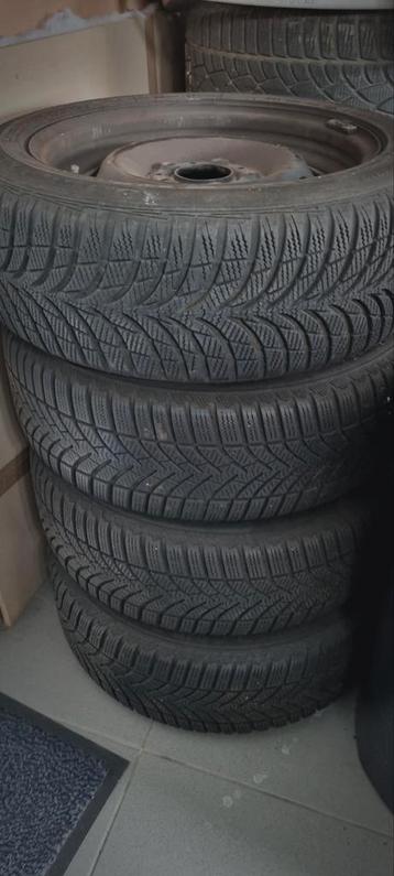 Ensemble de 4 pneus d'hiver sur jante Uniroyal 195/55R 16 87 disponible aux enchères