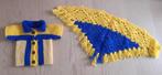 Pop – omslagdoek geel-blauw gehaakt  + bloesje gebreid 16cm, Ophalen of Verzenden, Zo goed als nieuw, Babypop