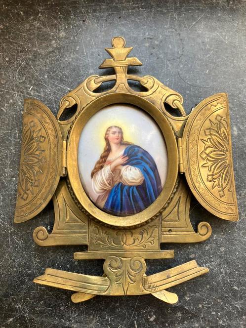 Religieus altaarstukje in messing en porselein, Antiek en Kunst, Antiek | Porselein, Ophalen